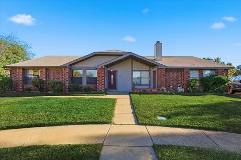 102 Gray Oak Ct, Euless, TX 76039