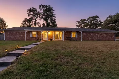 1004 Oakwood Dr, Longview, TX 75604