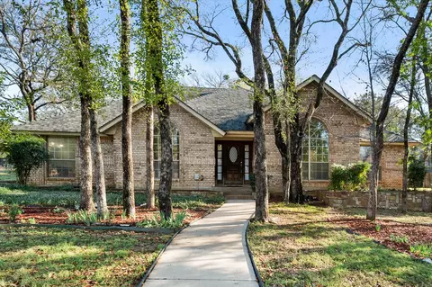 825 Newport Rd, Fort Worth, TX 76120