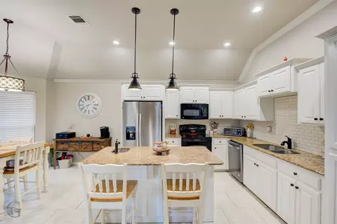 Kitchen - 117 Bent Tree Loop, Haughton, LA 71037 photo 1 of 2