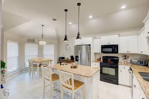 Kitchen - 117 Bent Tree Loop, Haughton, LA 71037 photo 2 of 2