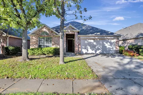107 Crepe Myrtle Dr, Euless, TX 76039