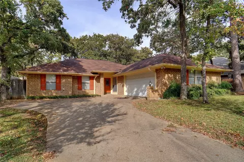 2813 Woodpath Ln, Bedford, TX 76021