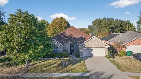 3921 Larkspur Dr, Haltom City, TX 76137