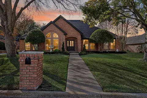 325 Cottonwood Ln, Hurst, TX 76054