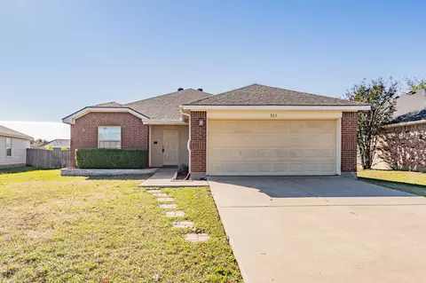 923 Mckavett Dr, Burleson, TX 76028
