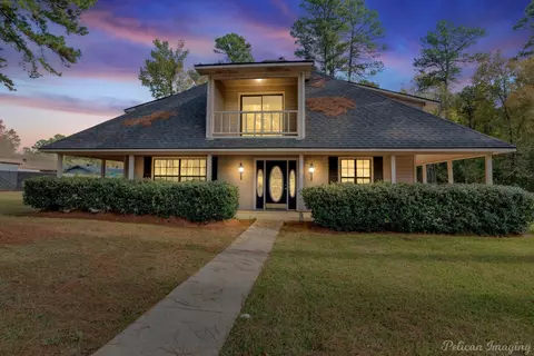 8205 Clint Dr, Shreveport, LA 71108