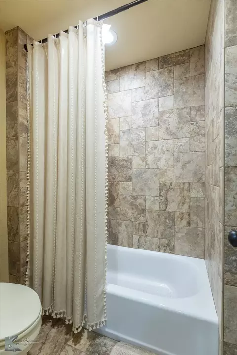 Bath - 517 Prosperity Rd, Abilene, TX 79602 photo 6 of 7