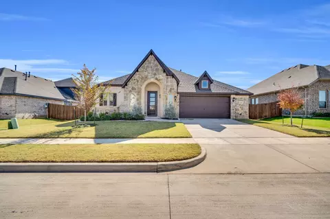 208 Claywood Dr, Glenn Heights, TX 75154