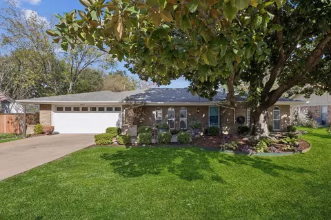 816 Donna Dr, Hurst, TX 76053