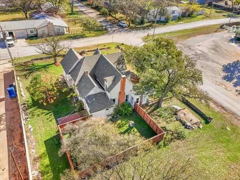 112 S Evans St, Boyd, TX 76023