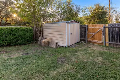 Exterior - 1812 Trinity Dr, Waco, TX 76710 photo 3 of 5
