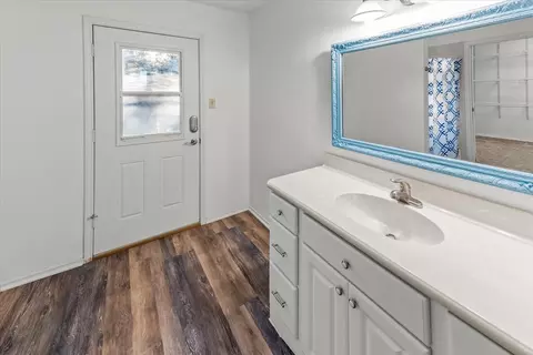 Bath - 1812 Trinity Dr, Waco, TX 76710 photo 2 of 3