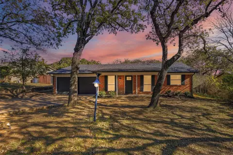 7024 Crabtree Ln, North Richland Hills, TX 76182