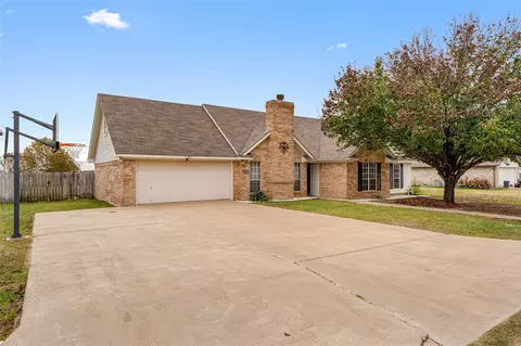 180 Quail Run Dr, Woodway, TX 76712