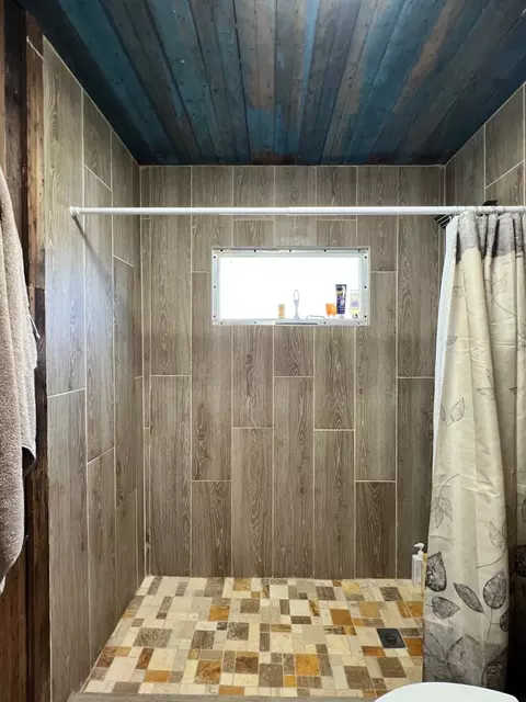 Bath - 700 E Highland Ave, Comanche, TX 76442 photo 2 of 4