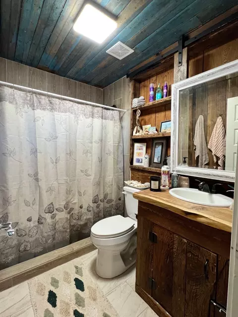 Bath - 700 E Highland Ave, Comanche, TX 76442 photo 1 of 4