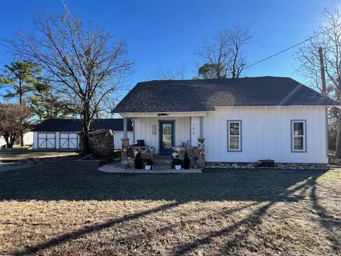 Exterior - 700 E Highland Ave, Comanche, TX 76442 photo 2 of 10