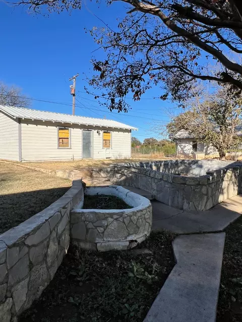Exterior - 700 E Highland Ave, Comanche, TX 76442 photo 6 of 10