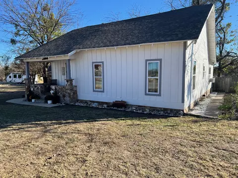 Exterior - 700 E Highland Ave, Comanche, TX 76442 photo 5 of 10