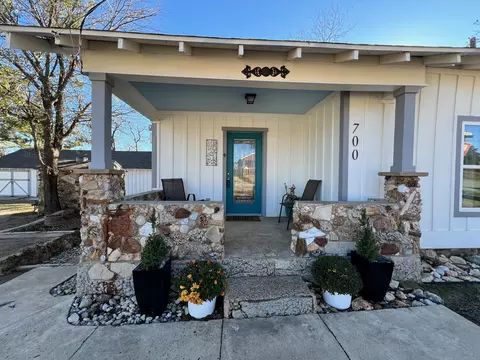 700 E Highland Ave, Comanche, TX 76442