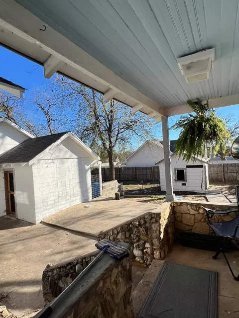 Exterior - 700 E Highland Ave, Comanche, TX 76442 photo 3 of 10