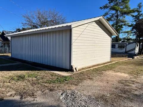 Exterior - 700 E Highland Ave, Comanche, TX 76442 photo 8 of 10
