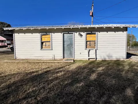Exterior - 700 E Highland Ave, Comanche, TX 76442 photo 7 of 10