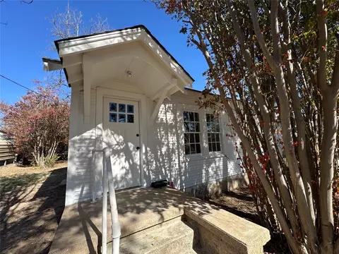 Exterior - 307 E Grand Ave, Comanche, TX 76442 photo 4 of 7