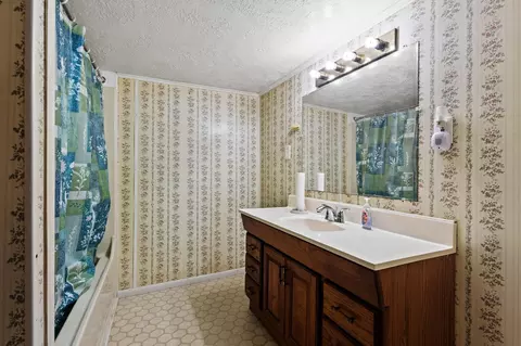 Bath - 512 S Lamar Ave, Denison, TX 75021 photo 2 of 2