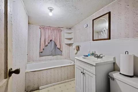 Bath - 512 S Lamar Ave, Denison, TX 75021 photo 1 of 2