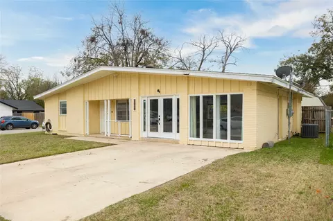 2215 13th St, Brownwood, TX 76801