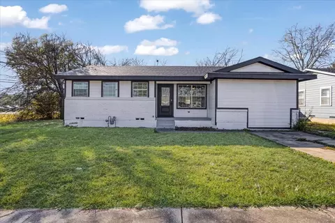 110 E Cunningham St, Bonham, TX 75418