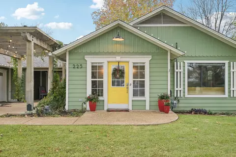 225 N Lucas Dr, Grapevine, TX 76051