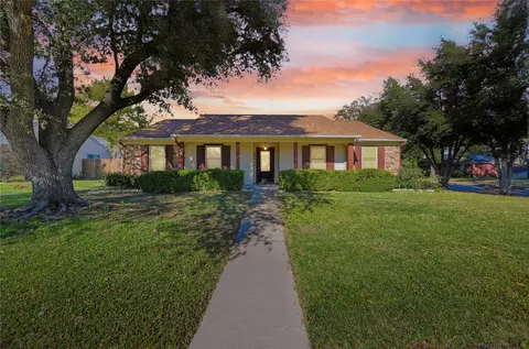 405 Wind Wood Dr, Lewisville, TX 75067