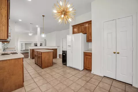 Kitchen - 1610 Mapleleaf Fall Dr, Allen, TX 75002 photo 3 of 4