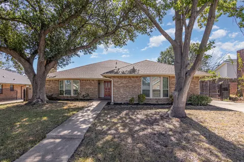2008 Oakmeadow St, Bedford, TX 76021