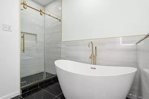 Bath - 808 E Pecan Ave, Waco, TX 76704 photo 4 of 4