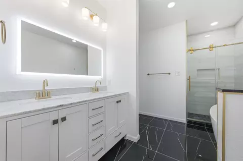 Bath - 808 E Pecan Ave, Waco, TX 76704 photo 3 of 4