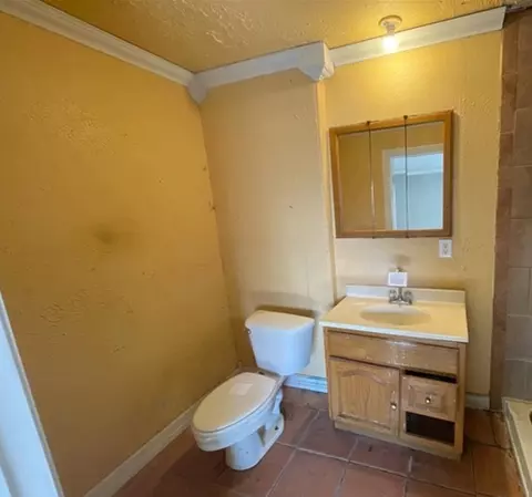 Bath - 809 W 27th St, Plainview, TX 79072 photo 1 of 1