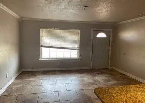 Living - 809 W 27th St, Plainview, TX 79072 photo 1 of 3