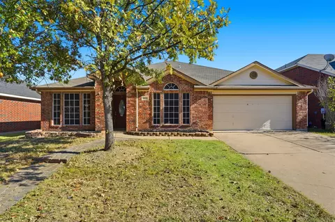 915 Hidden Oaks Dr, Burleson, TX 76028