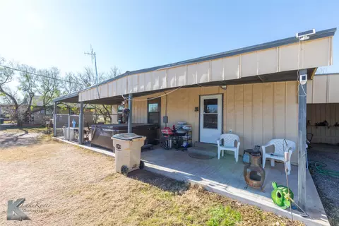 576 Mccartney Ln, Tye, TX 79563