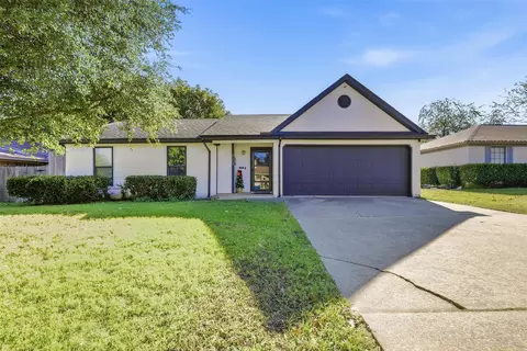 713 Crestview Dr, Burleson, TX 76028