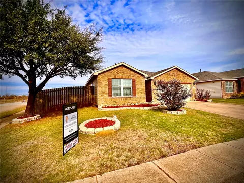 740 Lazy Crest Dr, Fort Worth, TX 76140
