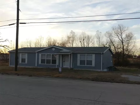 422 Hutchinson St, Bowie, TX 76230
