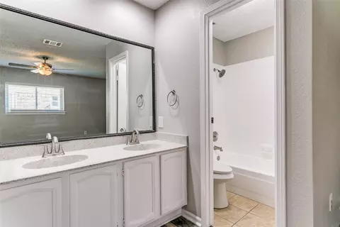 Bath - 935 Mapleleaf Ln, Coppell, TX 75019 photo 2 of 3