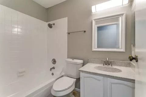 Bath - 935 Mapleleaf Ln, Coppell, TX 75019 photo 3 of 3