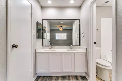 Bath - 935 Mapleleaf Ln, Coppell, TX 75019 photo 1 of 3