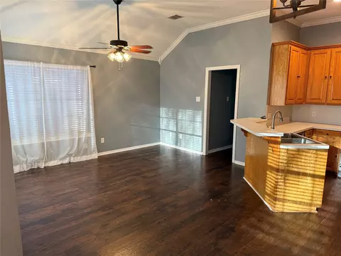Living - 921 Cloud Croft, Hewitt, TX 76643 photo 4 of 5
